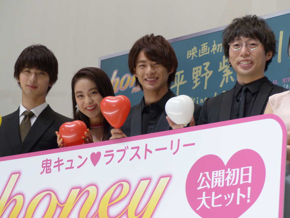 映画「ｈｏｎｅｙ」の初日舞台あいさつに登壇した（左から）横浜流星、平祐奈、平野紫耀、高橋優