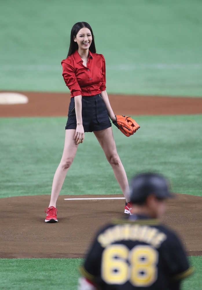【画像・写真】菜々緒“美脚全開”始球式　ノーバンならず「悔しいです」