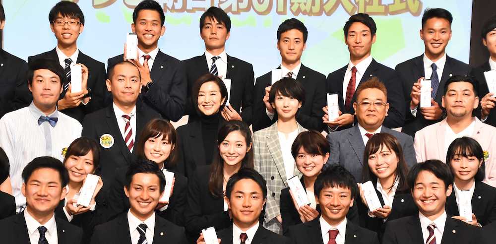 テレビ朝日の入社式に波瑠、鈴木京香、タカアンドトシ、サンドウィッチマンが出席