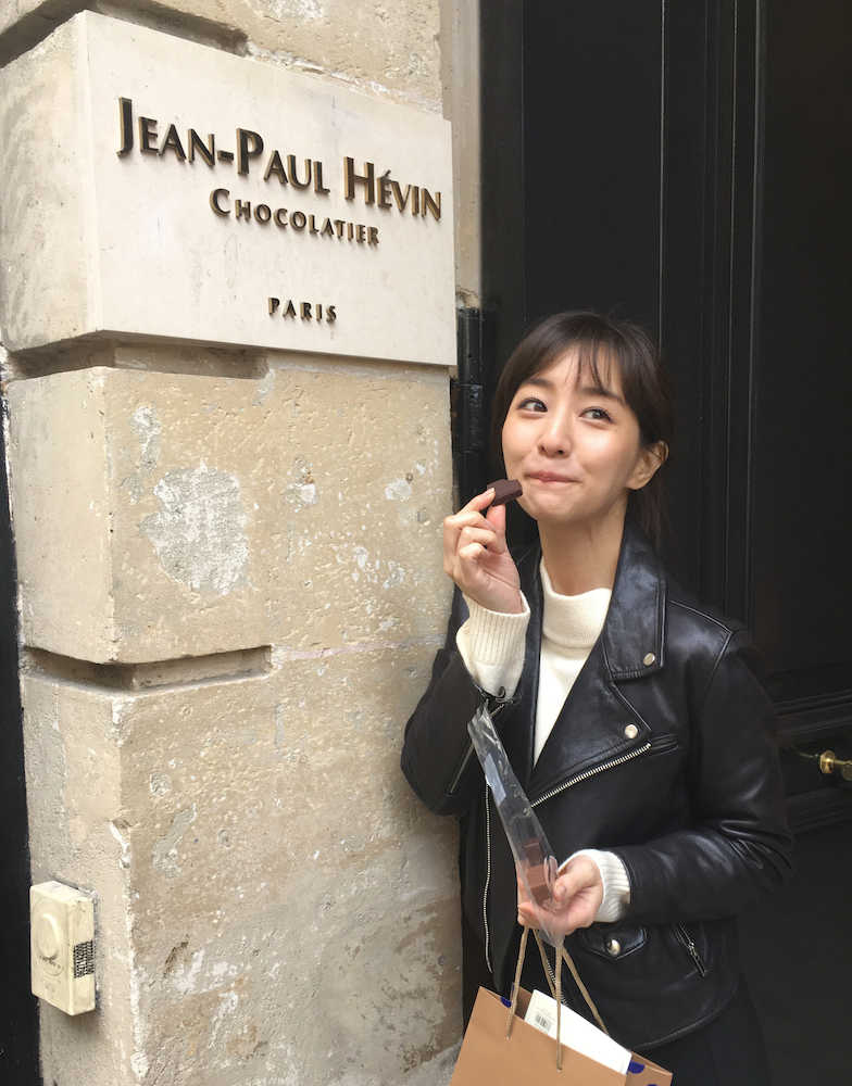 パリで「ジャン＝ポール・エヴァン」を訪れた時の１枚。うれしそうにチョコレートを食べる