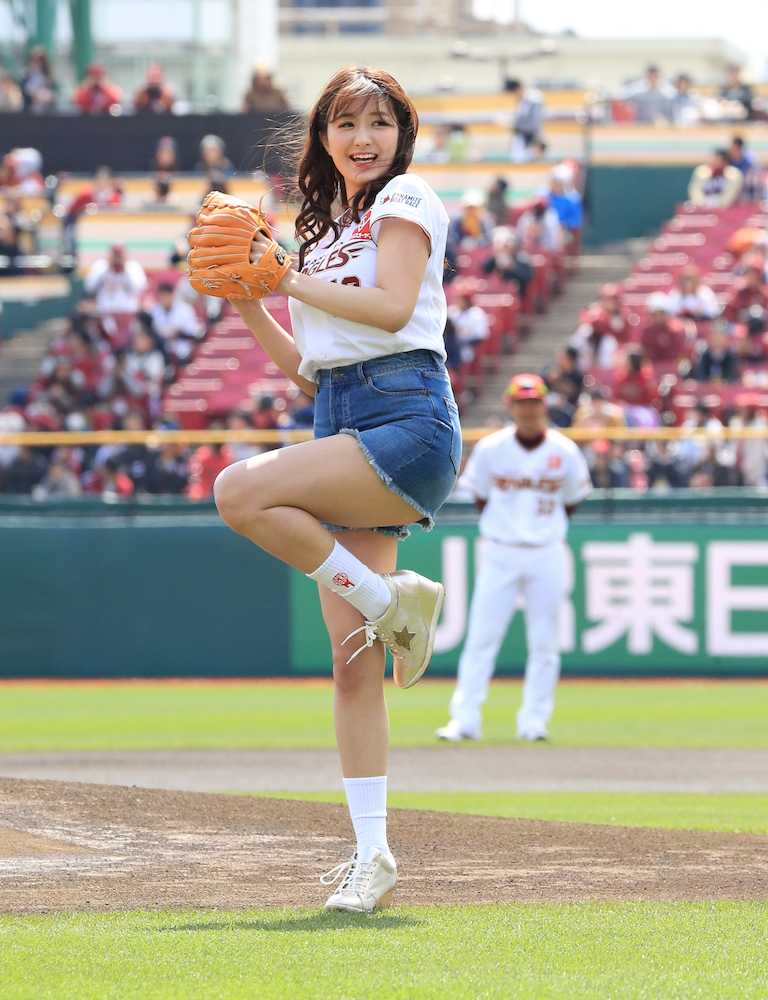 【画像・写真】葉加瀬マイ　振りかぶってから少し迷って…見事なノーバン投球