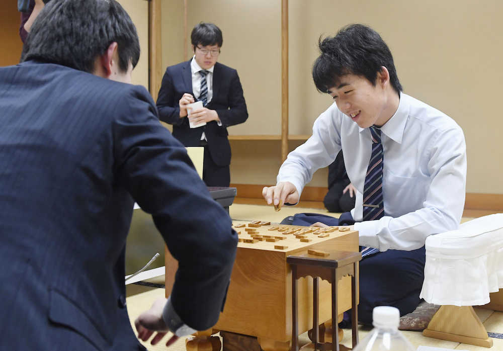 竜王戦のランキング戦５組準々決勝で阿部光瑠六段（左）に勝利し、対局を振り返る藤井聡太六段