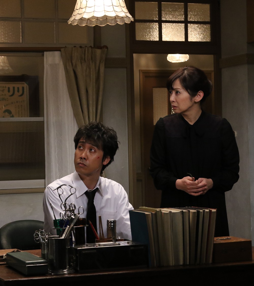 三谷幸喜氏が脚本を担当した３時間ドラマ「黒井戸殺し」の１場面。（左から）大泉洋、斉藤由貴（Ｃ）フジテレビ