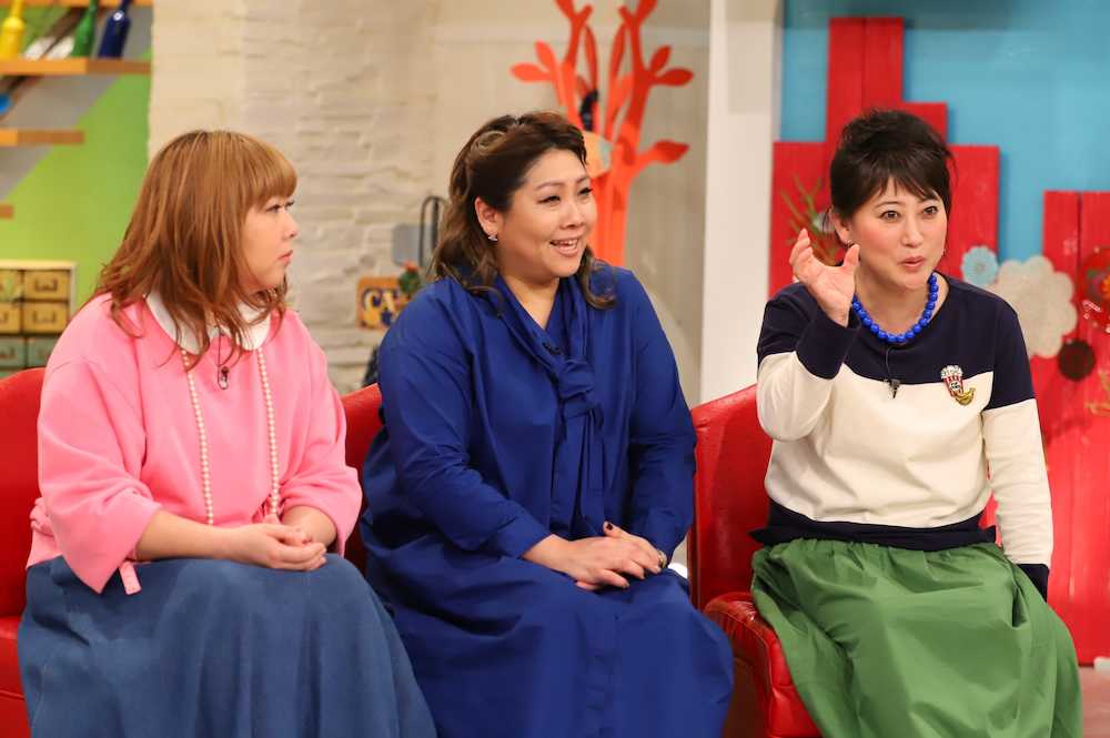 関西テレビの新番組「やすとも・友近のキメツケ！」の初回収録に臨んだ（左から）海原やすよ、海原ともこ、友近