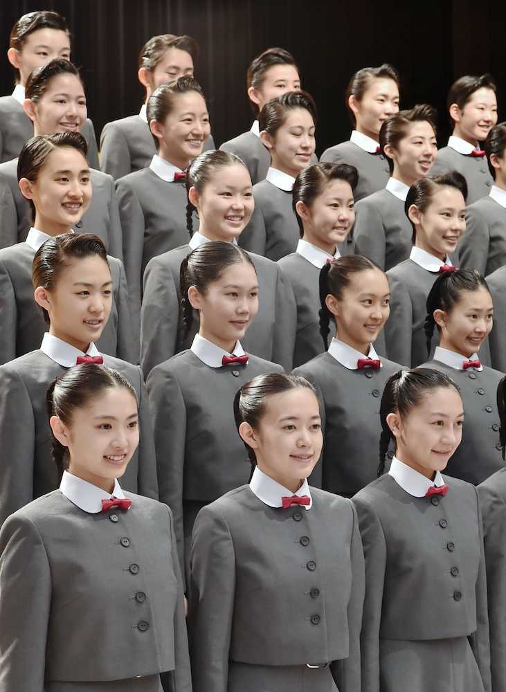宝塚音楽学校の入学式で記念写真に納まる新入生