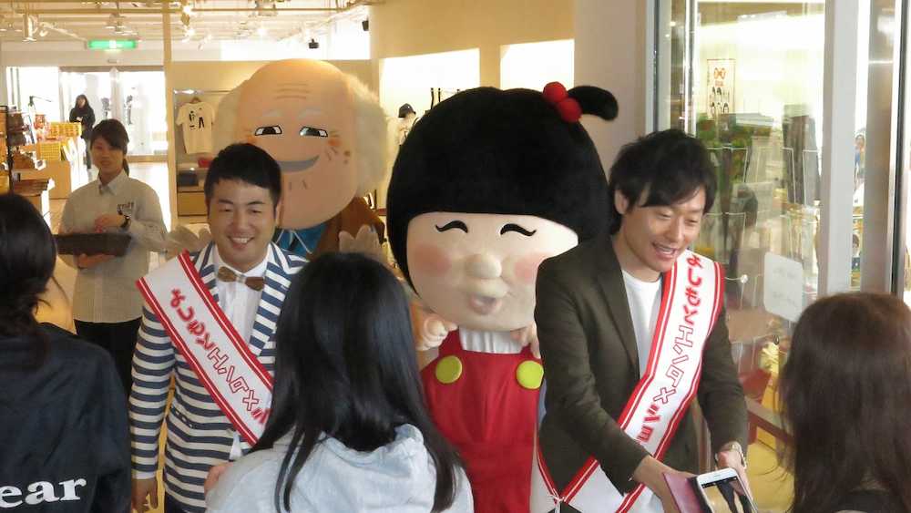 「よしもとエンタメショップ大阪国際空港店」のオープニングイベントで入り口に立つ「和牛」の水田信二（左）と川西賢志郎
