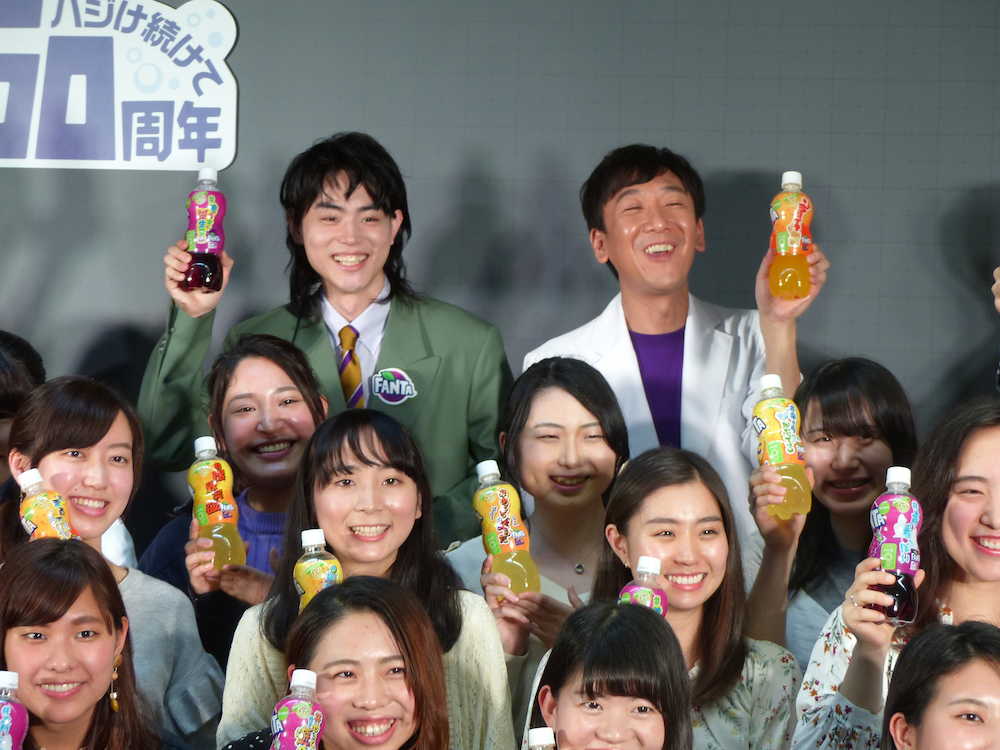学生たちを前にファンタを手にする菅田将暉（左）と東京０３の飯塚悟志