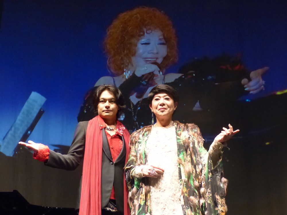 戸川昌子さんの映像をバックにステージに立つ長男のＮＥＲＯ（左）と美川憲一