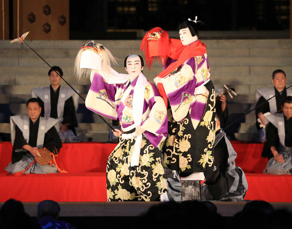 大本堂正面特設舞台で「奉納演舞」を行う市川海老蔵（左）と大谷広松