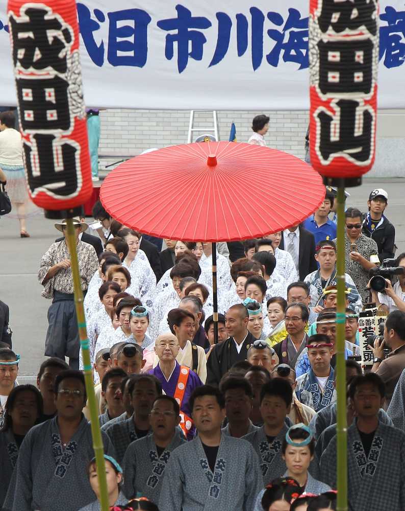 １０年７月、成田山新勝寺の御本尊不動明王へ結婚報告に訪れた、市川海老蔵（中央右）と麻央さん（同左）