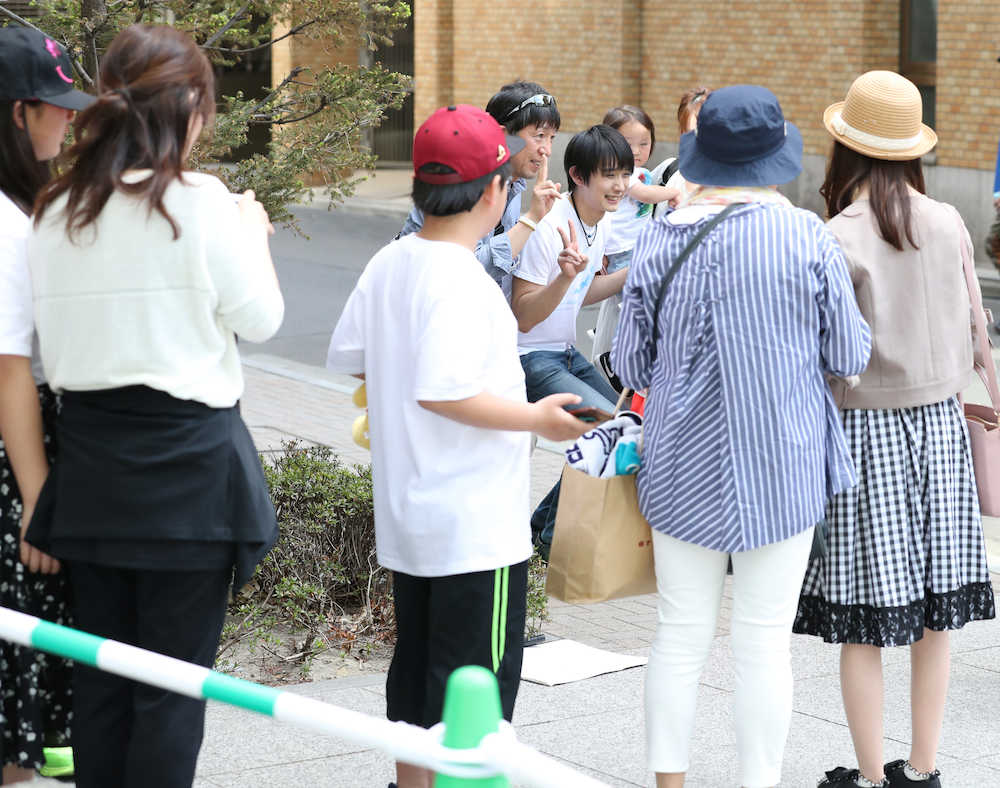 【画像・写真】羽生結弦モノマネ芸人「羽生ゆずれない」もパレード沿道から祝福