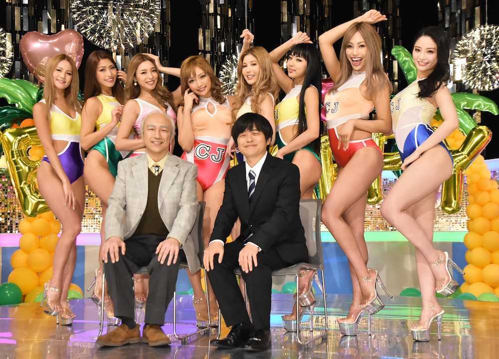 「番組バカリズム４」の取材会に出席した（前列左から）角田晃広、バカリズム（後列）サイバージャパンダンサーズ