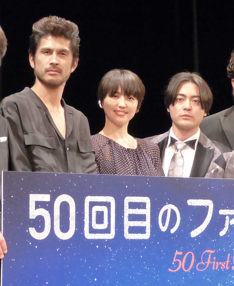 映画「５０回目のファーストキス」の完成披露試写会に登場した（左から）平井堅、長澤まさみ、山田孝之