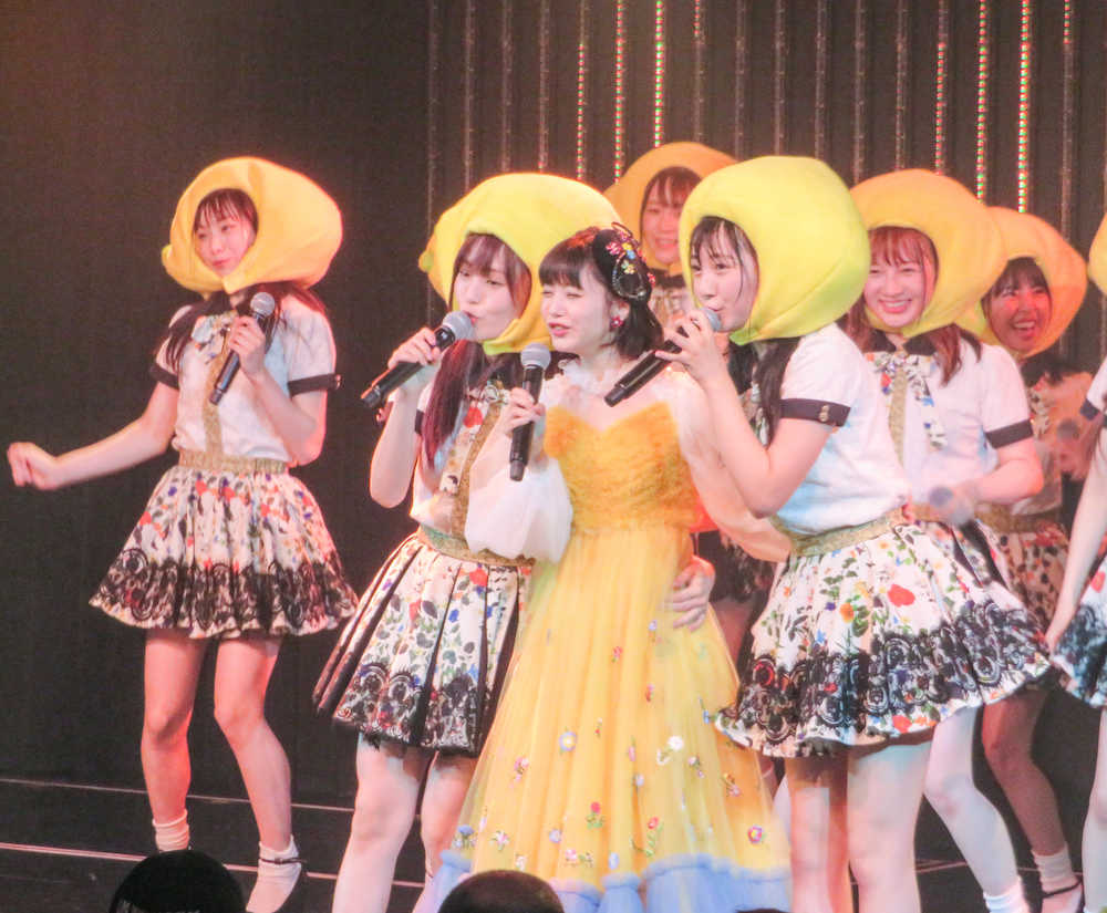 大阪・なんばのＮＭＢ劇場で行われたチームＮ公演で、レモン色のドレス姿でＮＭＢ４８・市川美織（手前中央）とレモンのかぶり物姿の山本彩（その左）らメンバー