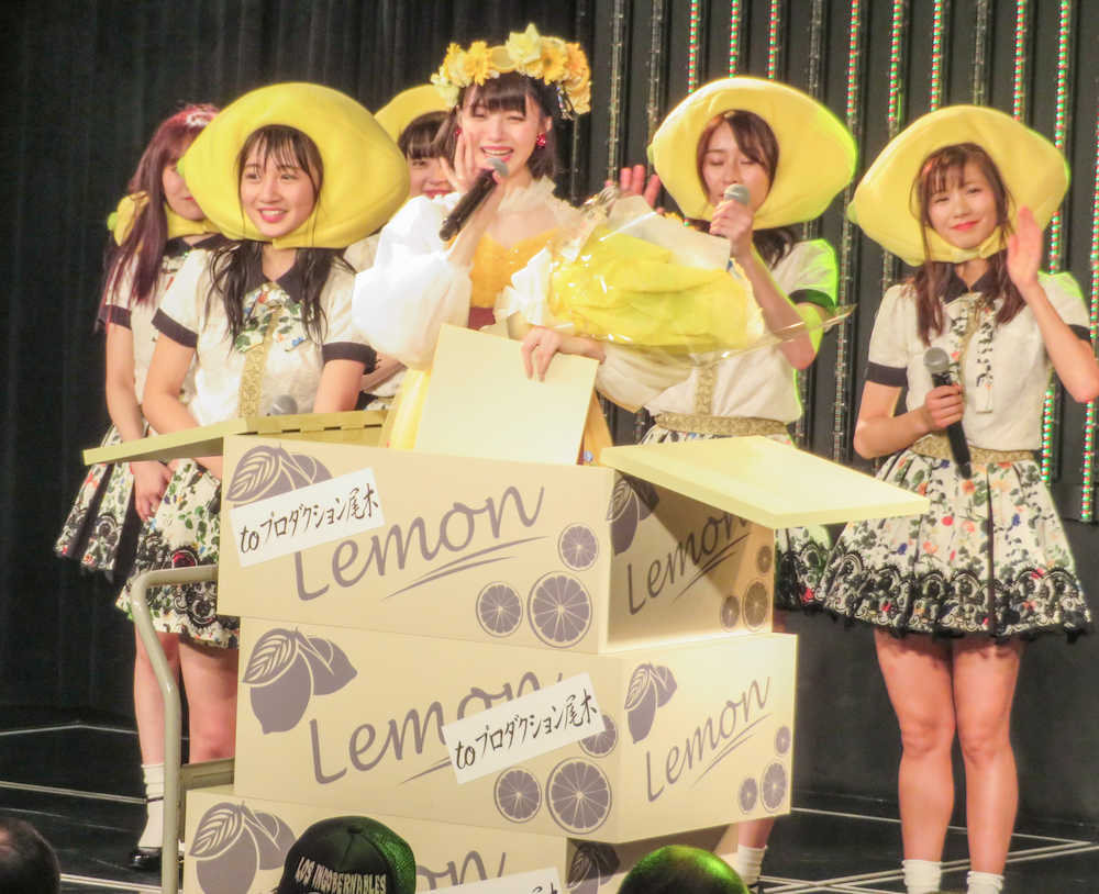大阪・なんばのＮＭＢ劇場で行われたチームＮ公演で卒業したＮＭＢ４８・市川美織（右）は、登場するときにも入っていたレモンと書かれた段ボール箱に乗ってステージ上から“搬出”される