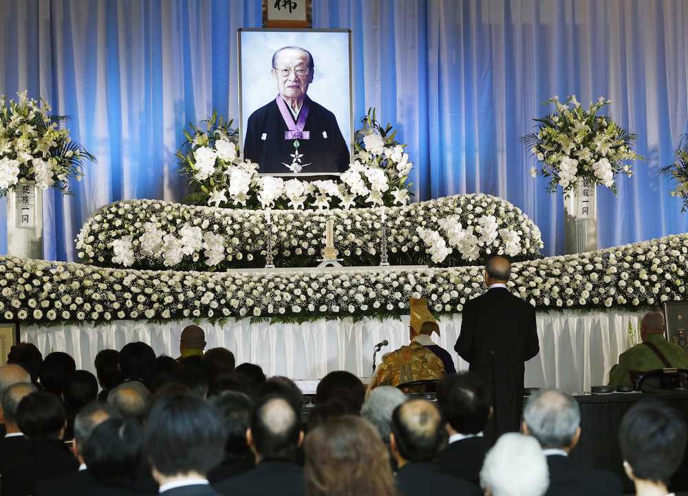 大阪市の葬祭場で営まれた竹本住太夫さんの葬儀・告別式