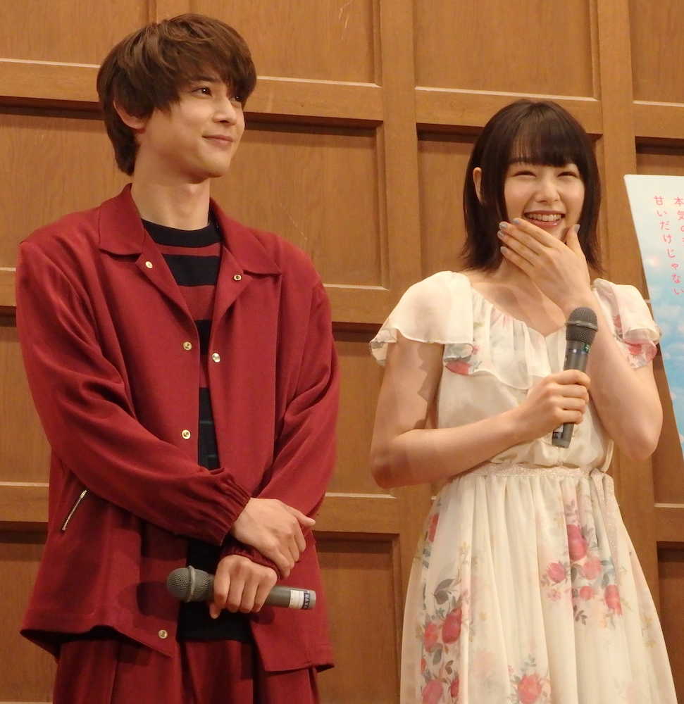 平安女学院高での大歓迎に笑顔の桜井日奈子（右）と吉沢亮