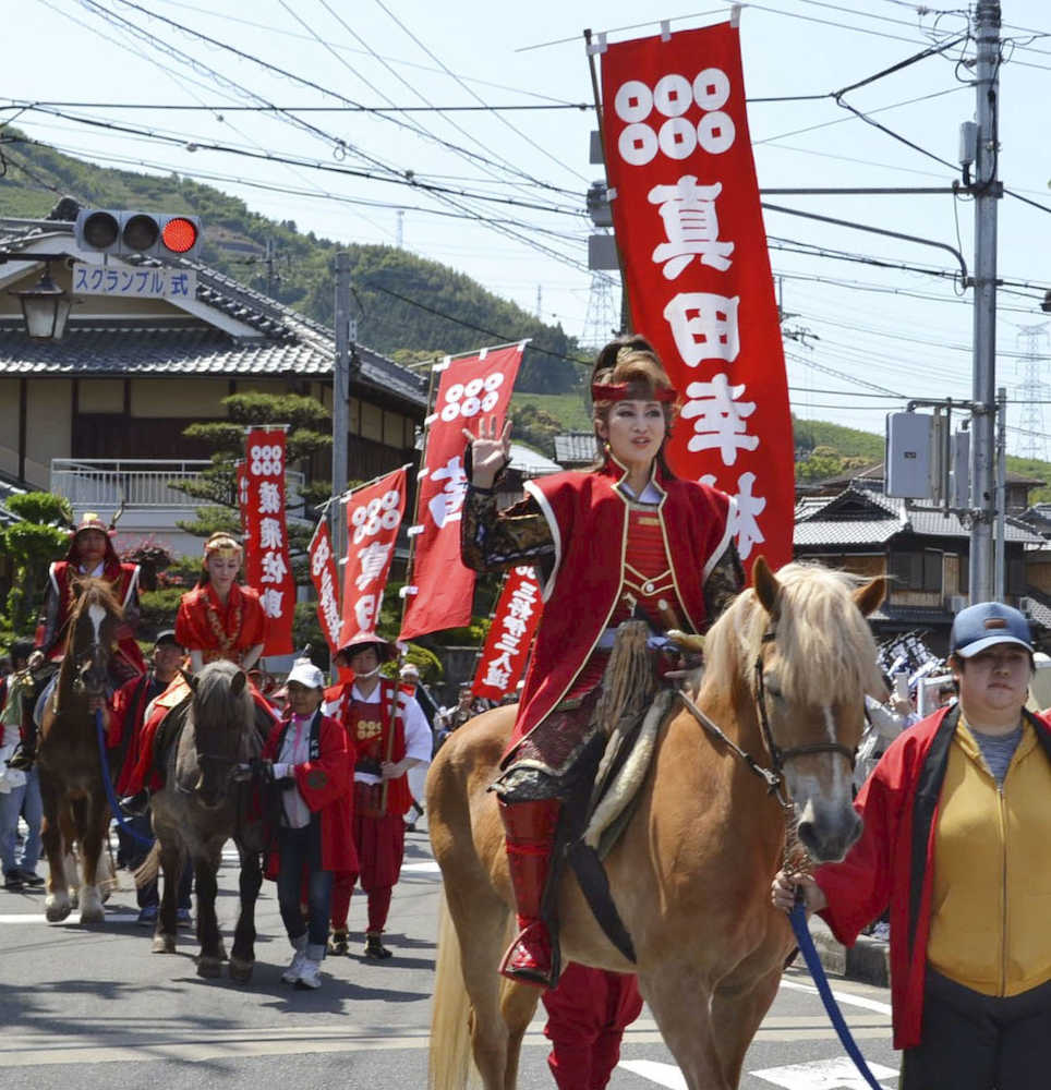 【画像・写真】桜花昇ぼるが幸村に、和歌山で真田まつり「赤備え」甲冑まとい武者行列