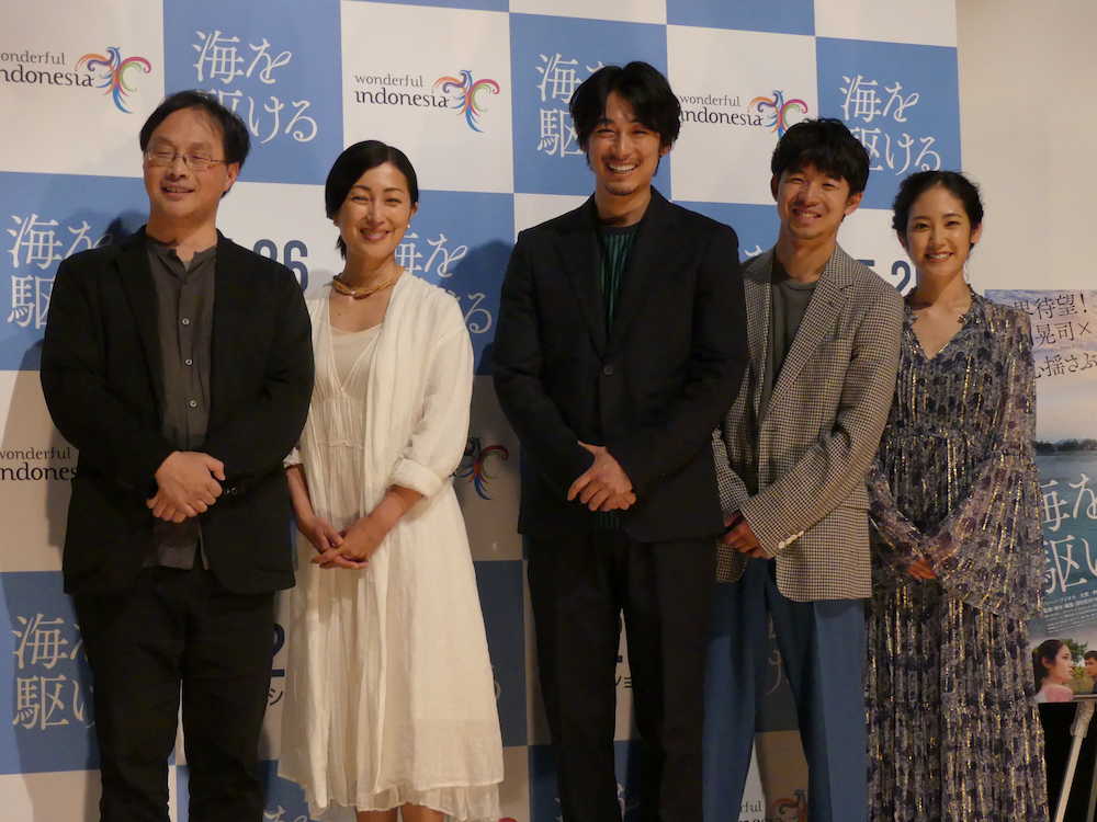 映画「海を駆ける」の完成披露上映会で舞台あいさつした、（左から）深田晃司監督、鶴田真由、ディーン・フジオカ、太賀、阿部純子