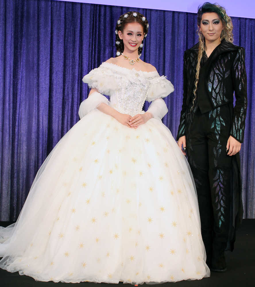 宝塚月組公演「エリザベート」に主演するトップの珠城りょう（右）と娘役トップの愛希れいか