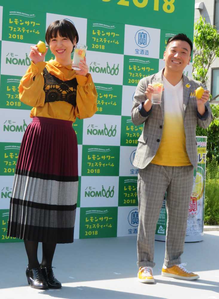 月亭八光（右）とともに大阪市内でこの日から始まった「レモンサワーフェスティバル２０１８ＩＮ大阪」初開催記念の乾杯セレモニーに出席した吉本新喜劇の宇都宮まき