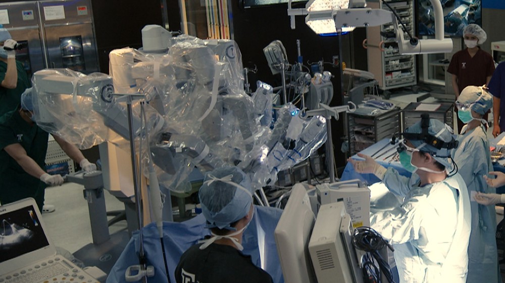 日曜劇場「ブラックペアン」でドラマ史上初登場する最新鋭の手術支援ロボット「ダビンチ」（劇中はダーウィン）（Ｃ）ＴＢＳ