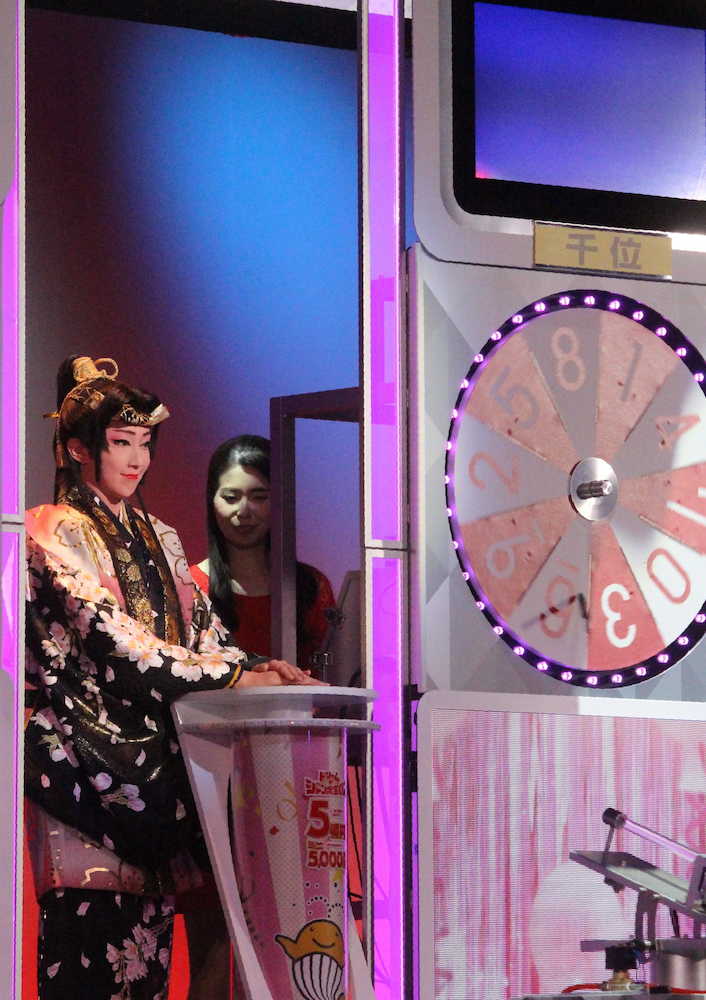 宝塚大劇場での「ドリームジャンボ宝くじ」抽せん会に登場し、ボタンを押す紅ゆずる