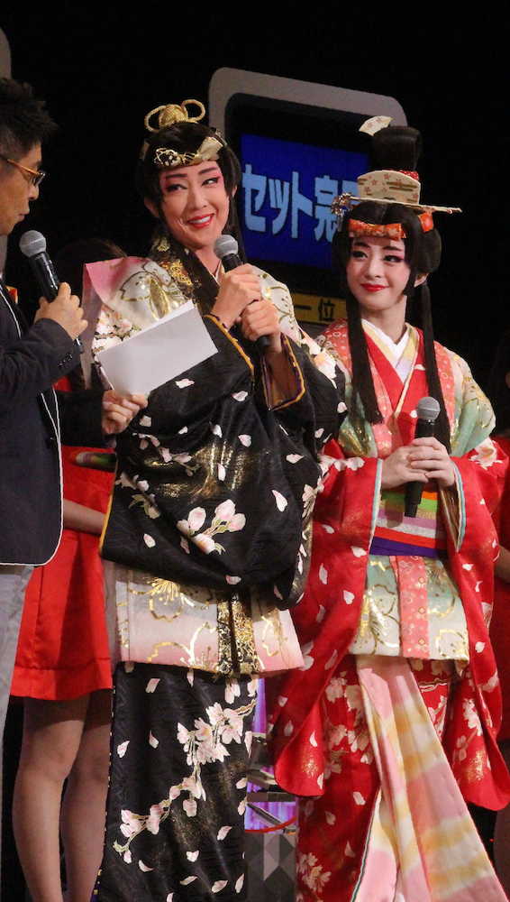 宝塚大劇場での「ドリームジャンボ宝くじ」抽せん会に登場した紅ゆずる（左）と綺咲愛里