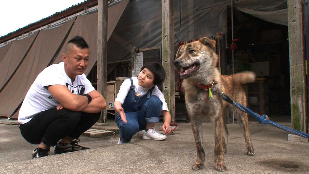 初めて犬を飼うことになった完熟フレッシュの父・池田５７ＣＲＡＺＹと娘のレイラ（日本テレビ提供）