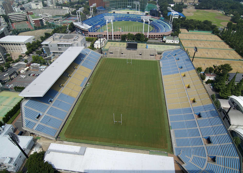 乃木坂４６がコンサートを開催する秩父宮ラグビー場（手前）と神宮球場