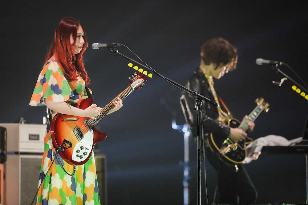 初の武道館ライブを成功させたＧＬＩＭ　ＳＰＡＮＫＹのボーカル・松尾レミ（左）とギターの亀本寛貴