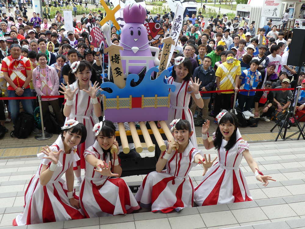 新曲発売記念の無料ライブを行った「ばってん少女隊」の（前列左から）春乃きいな、上田理子、瀬田さくら、西垣有彩。後列左から、希山愛、星野蒼良
