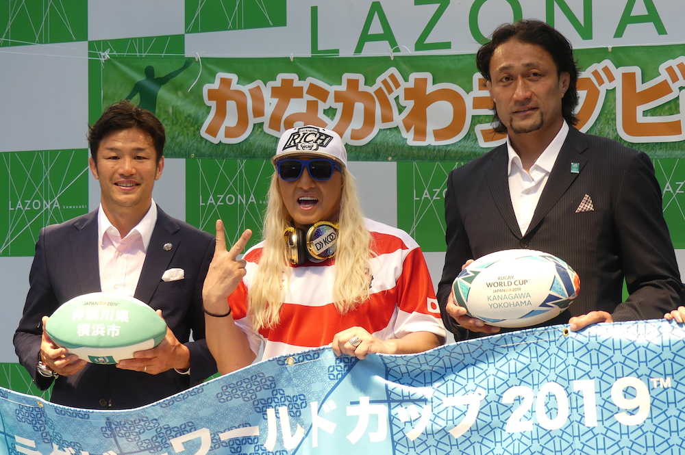 ラグビーＷ杯２０１９開催５００日前記念イベントに出席したＤＪ　ＫＯＯ（中央）と日本代表経験者の広瀬俊朗氏（左）、大野均