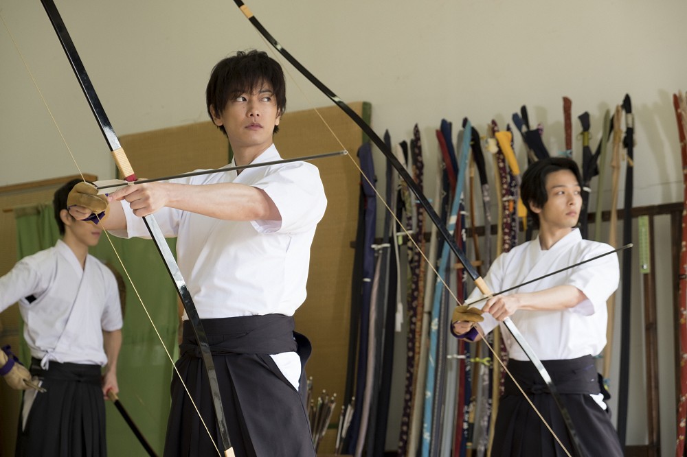 連続テレビ小説「半分、青い。」第３９話の１場面。律（佐藤健、中央）は体育の授業で弓道を選択。高校時代に出会った少女の面影を探していた（Ｃ）ＮＨＫ