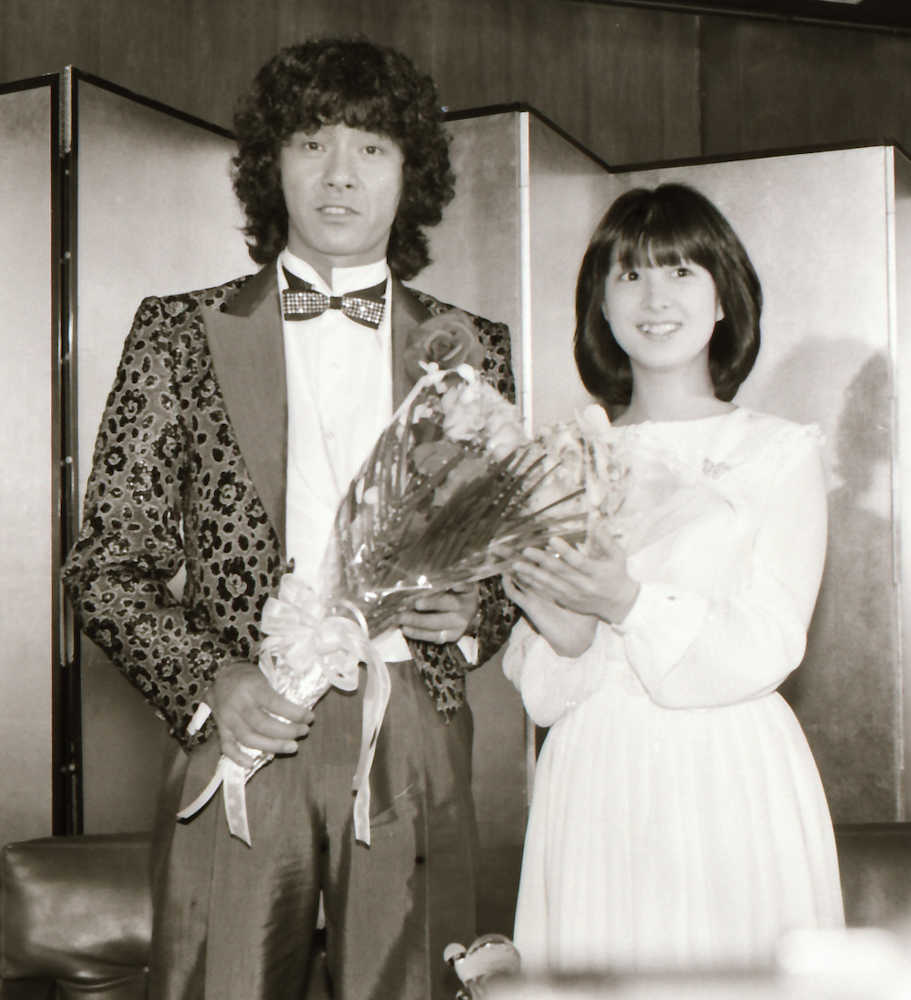 １９８１年４月、２６歳の誕生日を河合奈保子に祝福される西城秀樹さん