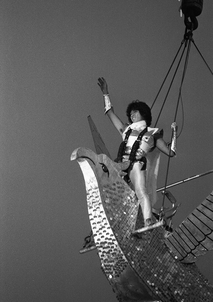 ８０年７月、後楽園球場でのコンサートでクレーン車につるされた大きな金色の張り子の鷲に乗って登場した西城秀樹さん
