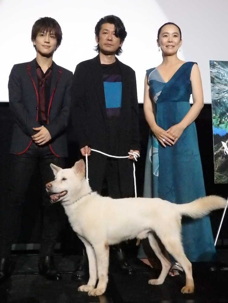 大阪市内で舞台あいさつした（左から）岩田剛典、永瀬正敏、河瀬直美監督と、劇中にも登場する狩猟犬・コウ