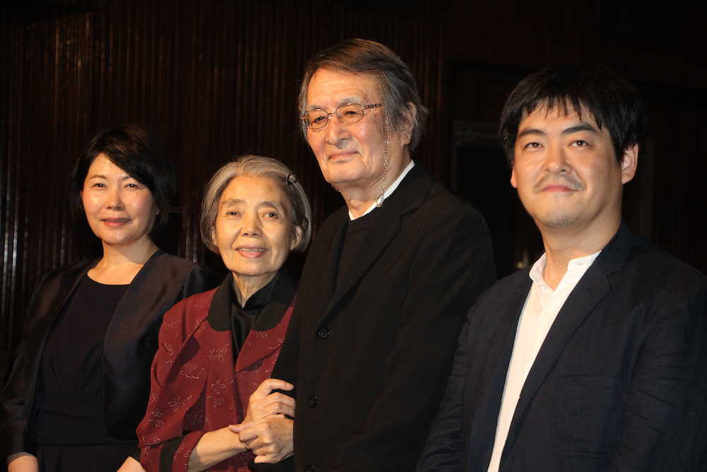 映画「モリのいる場所」初日舞台あいさつに登場した（左から）池谷のぶえ、樹木希林、山崎努、沖田修一監督
