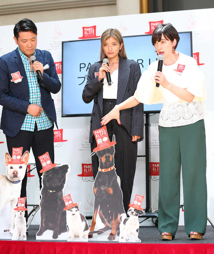 「Ｐａｎｅｌ　Ｆｏｒ　Ｌｉｆｅ」プロジェクト発表会で犬、猫のパネルを前に話をする（左から）別所哲也、ローラ、滝川クリステル（撮影・小海途　良幹）