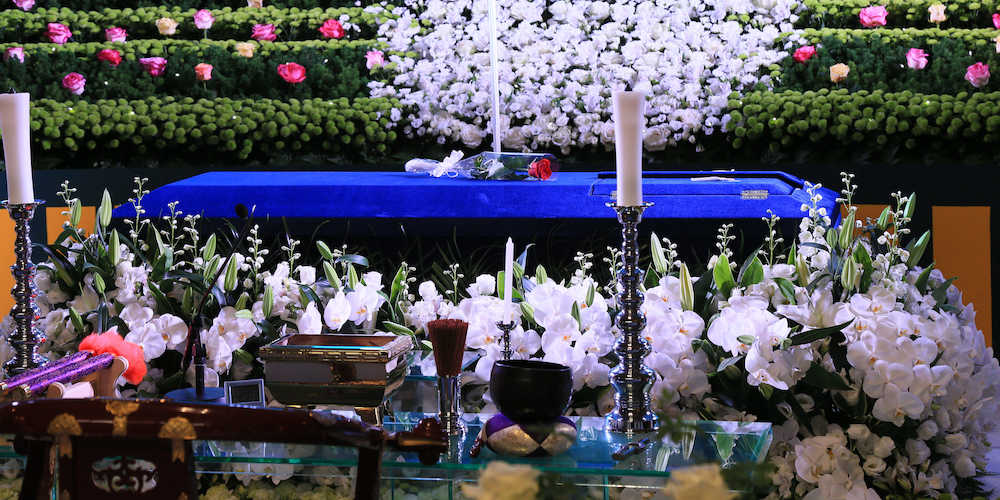 西城秀樹さんの棺と、上に置かれた花
