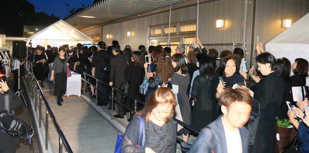 【画像・写真】「ＹＭＣＡ」をイメージ　ファンには星条旗模様の祭壇用意