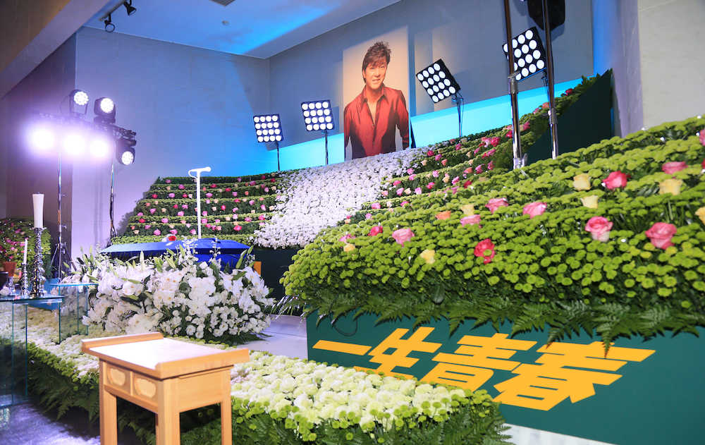 【画像・写真】74年初の球場ライブ　祭壇に大阪球場再現　22曲流れた“ラストコンサート”で4000人合掌