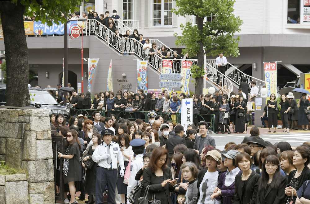 【画像・写真】数々のヒット曲が流れる中…西城秀樹さんと最後の別れ　ファンの列は敷地外まで