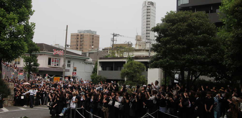 【画像・写真】「ヒデキ！ありがとう」西城秀樹さん、１万人が最後の別れ　ファン涙の「ＹＭＣＡ」
