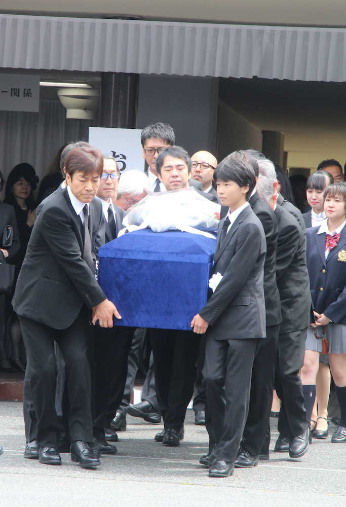 野口五郎（左）らに担がれて葬儀・告別式会場を出る西城秀樹さんのひつぎ