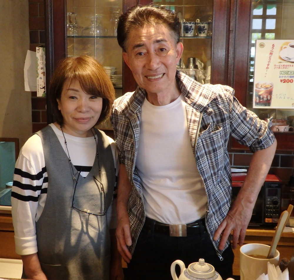 大阪市内で営む喫茶店「はまゆう」で取材に応じた濱口優の父・克己さんと母・恵子さん