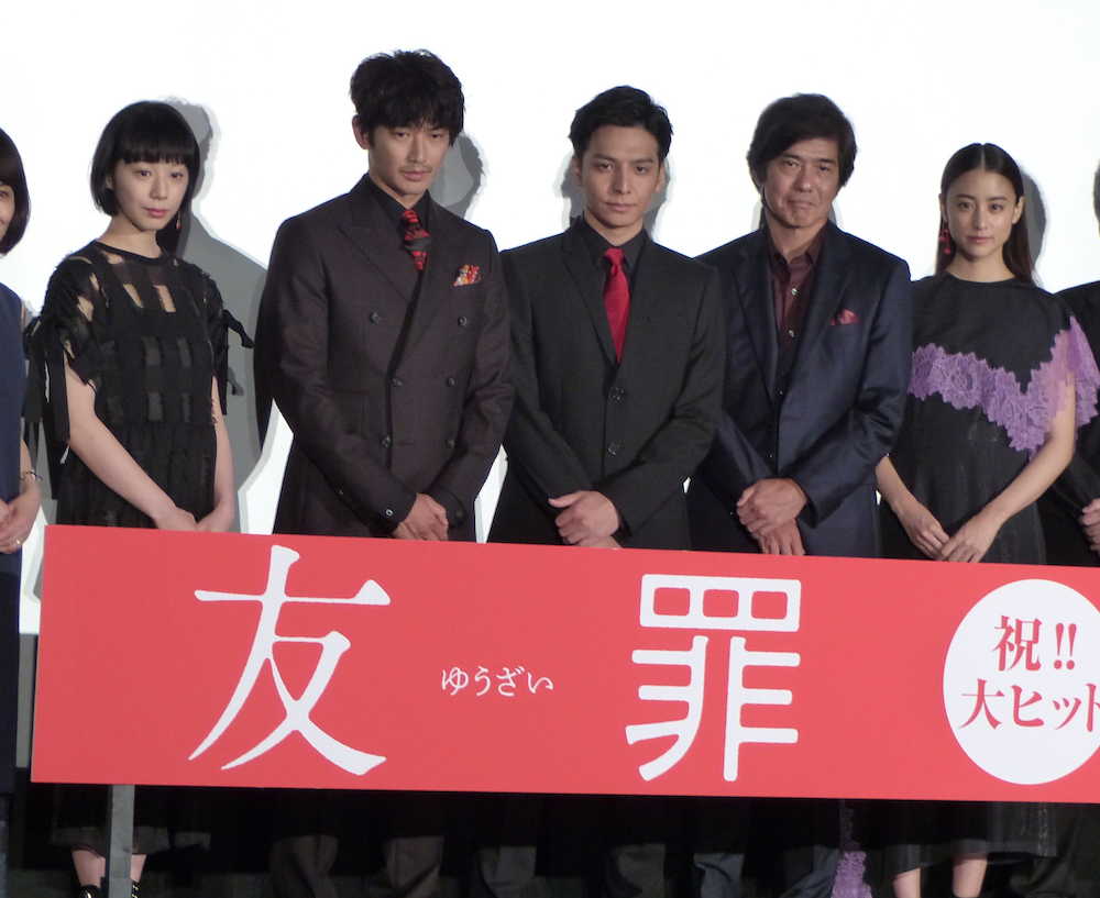 映画「友罪」の公開記念舞台あいさつを行った（左から）夏帆、瑛太、生田斗真、佐藤浩市、山本美月