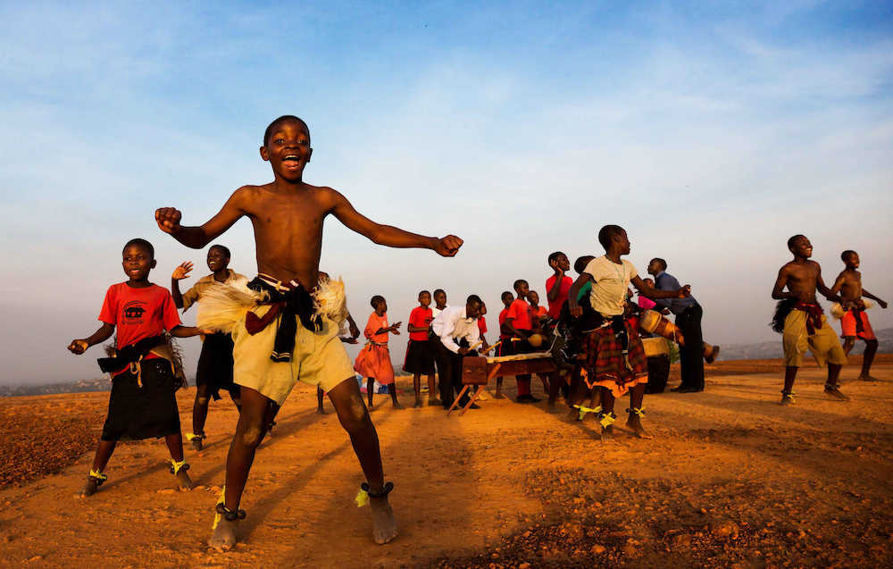 ダンスをするウガンダの子供たち