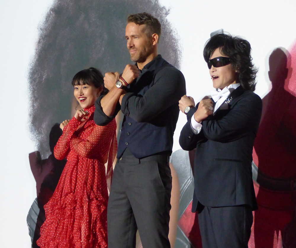 ｘのポーズを取る 左から 忽那汐里 ライアン レイノルズ ｔｏｓｈｉ スポニチ Sponichi Annex 芸能