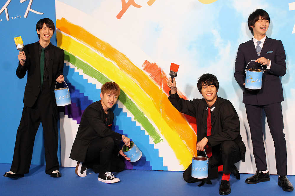 ボードの虹にペンキで色を塗る（左から）高杉真宙、佐野玲於、中川大志、横浜流星